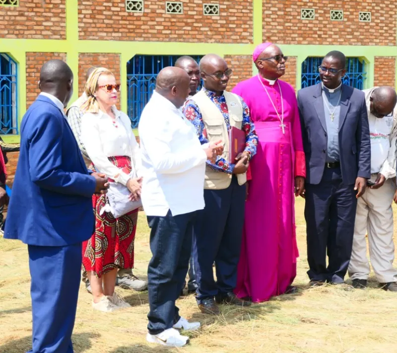 olivia con presidente uganda y obispo 1