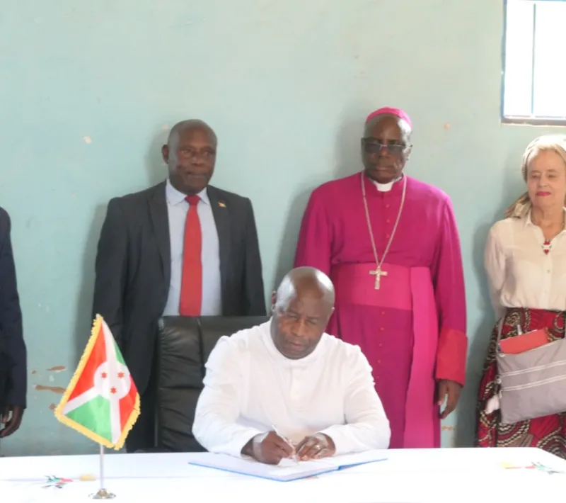 olivia con presidente uganda y obispo 4
