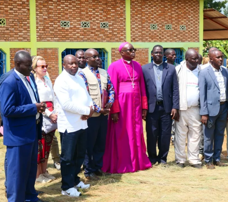 olivia con presidente uganda y obispo 5
