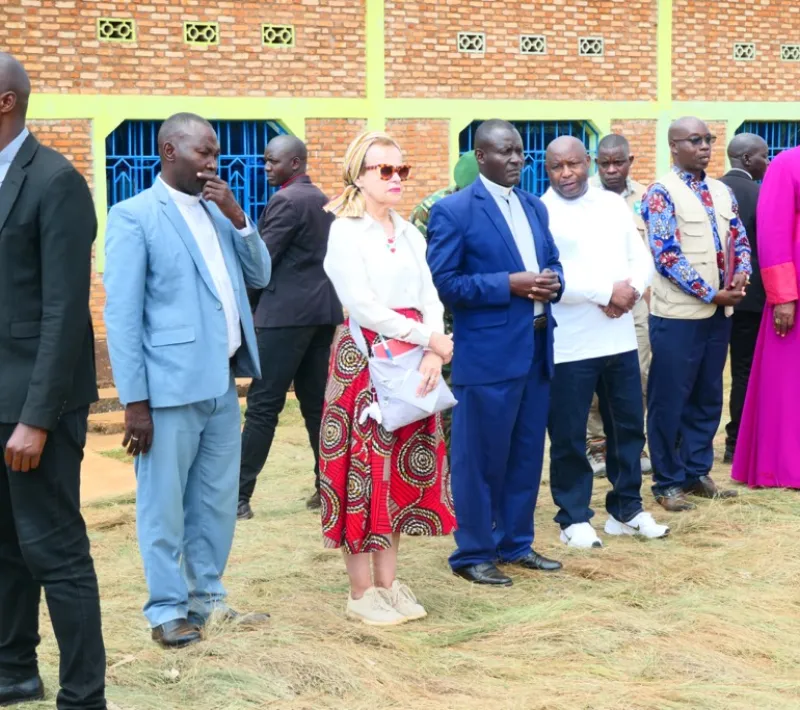 olivia con presidente uganda y obispo 6