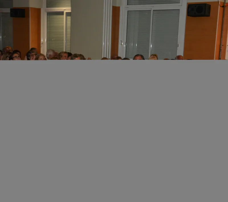 El público, entusiasmado, aplaude a los actores al finalizar la obra