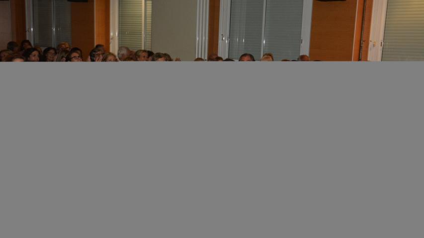 El público, entusiasmado, aplaude a los actores al finalizar la obra