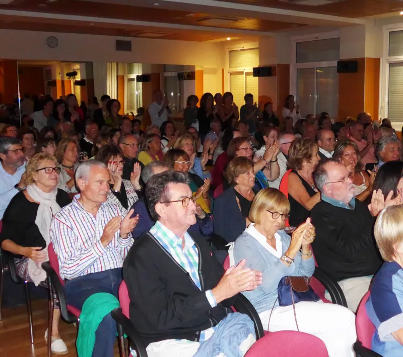 El público aplaude de forma entusiasta a los protagonistas de "Sin Avales"