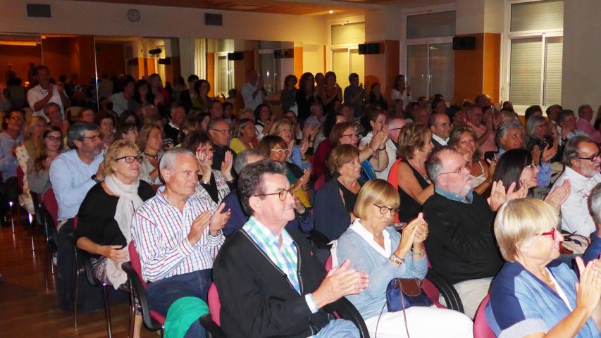 El público aplaude de forma entusiasta a los protagonistas de "Sin Avales"