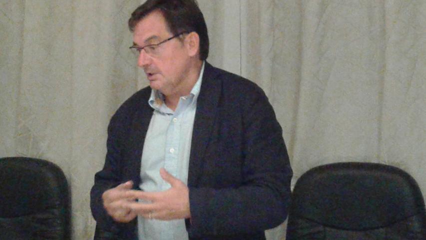 Rafa, presidente del Club Tennis Barcino, agradece la labor realizada a los actores y anima a seguir adelante en la colaboración entre el club y Mans Unides