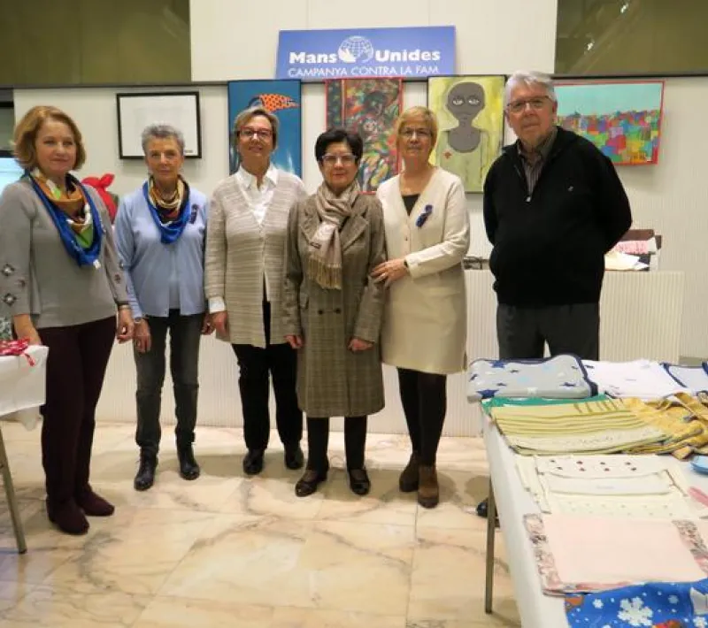 Exposición de pinturas y mercadillo de labores a beneficio de Manos Unidas