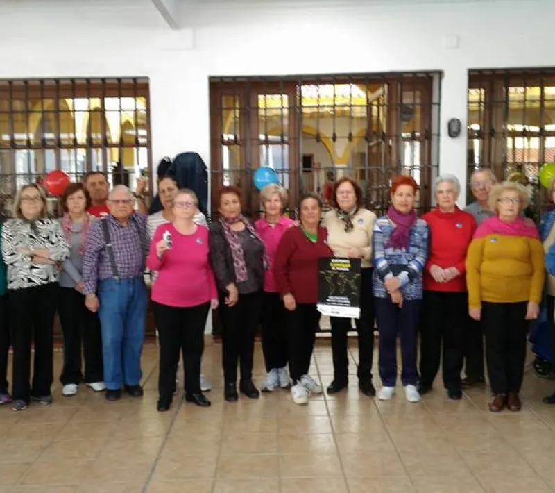 otro grupo de mayores del centro de dia de la trinidad tambien enciende la llama