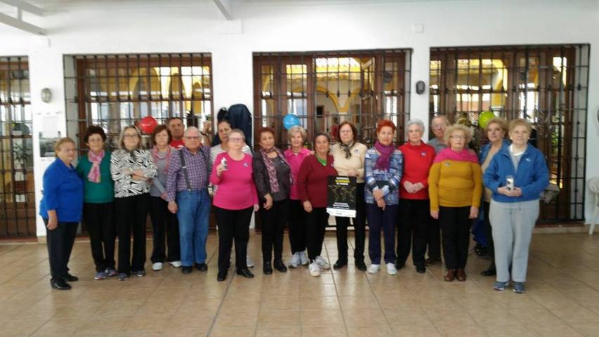 otro grupo de mayores del centro de dia de la trinidad tambien enciende la llama