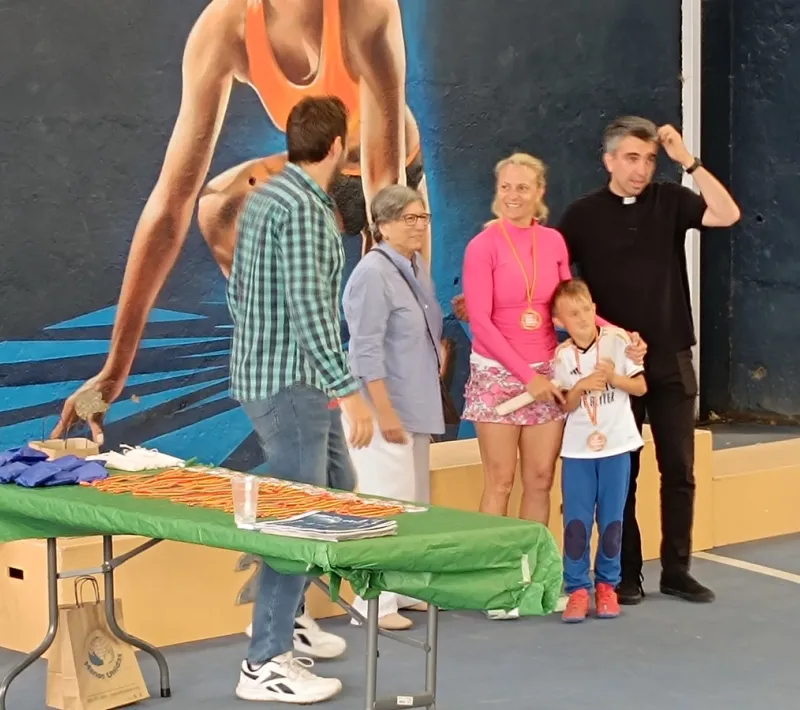 La Delegada de Manos Unidas Madrid entrega las medallas del Torneo de Pádel solidario en San Agustín de Guadalix