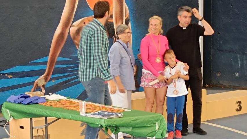 La Delegada de Manos Unidas Madrid entrega las medallas del Torneo de Pádel solidario en San Agustín de Guadalix