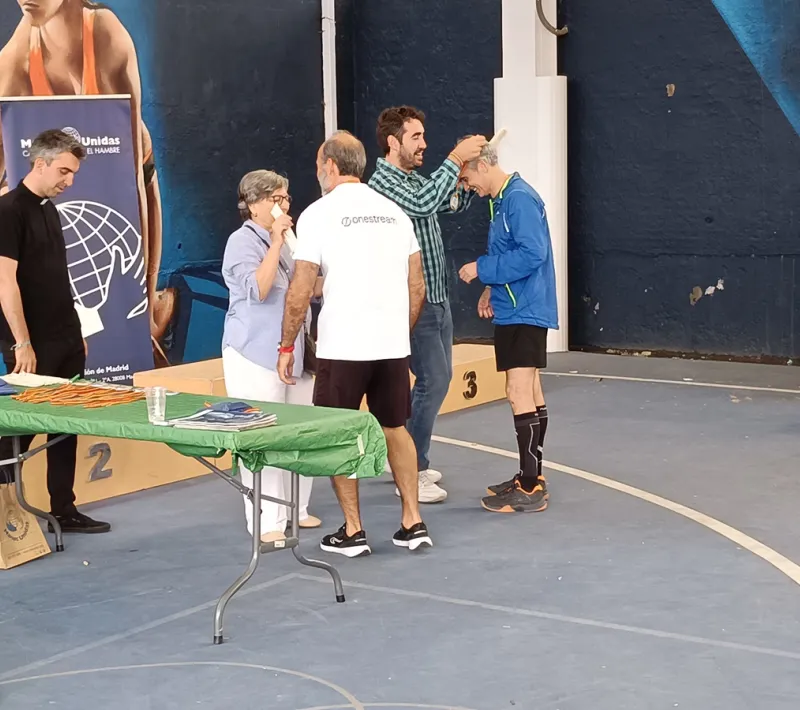 La Delegada de Manos Unidas Madrid entrega las medallas del Torneo de Pádel solidario en San Agustín de Guadalix