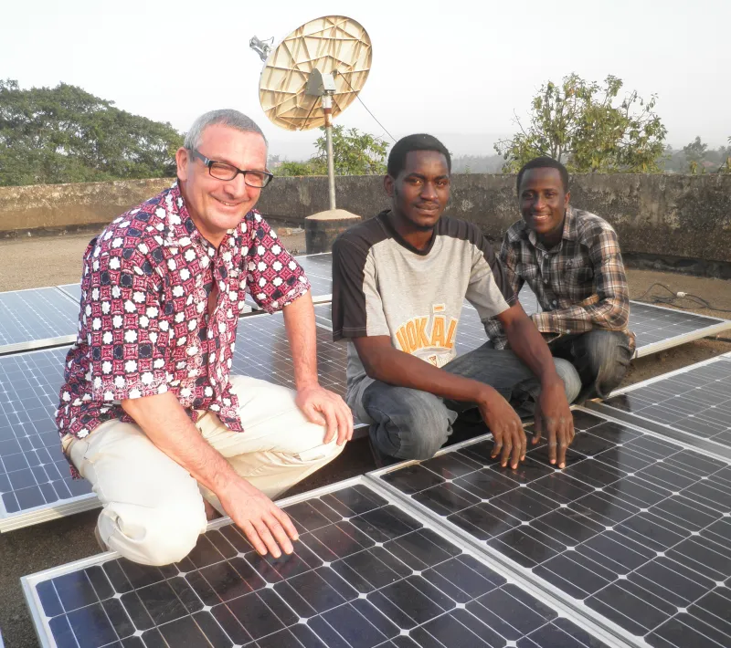 Paneles solares para abastecer de energía el Centro Pedagógico de Bunia. Manos Unidas.