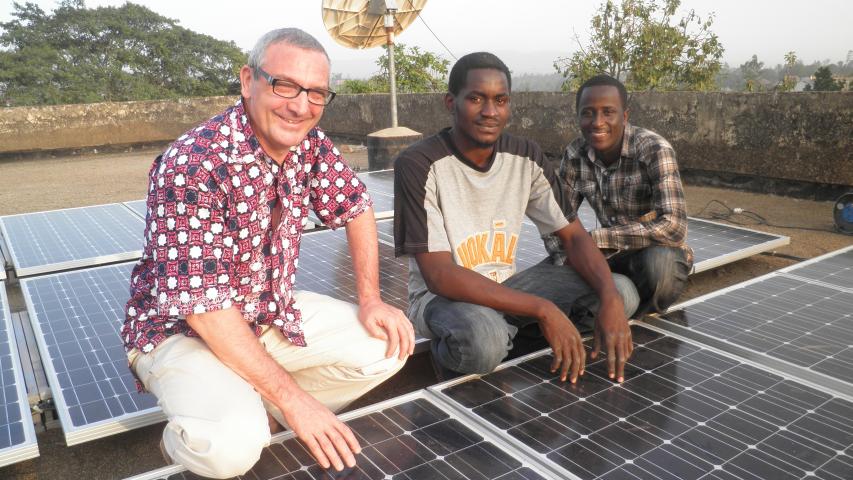 Paneles solares para abastecer de energía el Centro Pedagógico de Bunia. Manos Unidas.