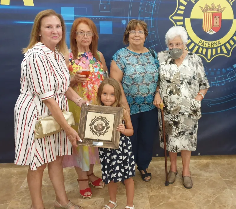 Fina Cuesta y sus compañeras de la comarcal de Paterna muestran orgullosas su premio.