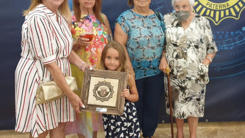 Fina Cuesta y sus compañeras de la comarcal de Paterna muestran orgullosas su premio.