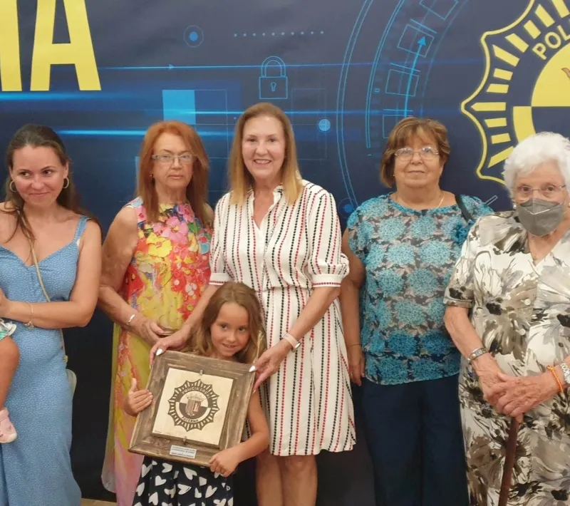 Fina Cuesta y sus compañeras de la comarcal de Paterna muestran orgullosas su premio.