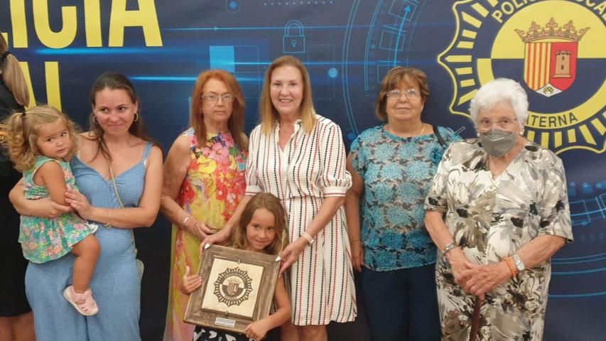 Fina Cuesta y sus compañeras de la comarcal de Paterna muestran orgullosas su premio.
