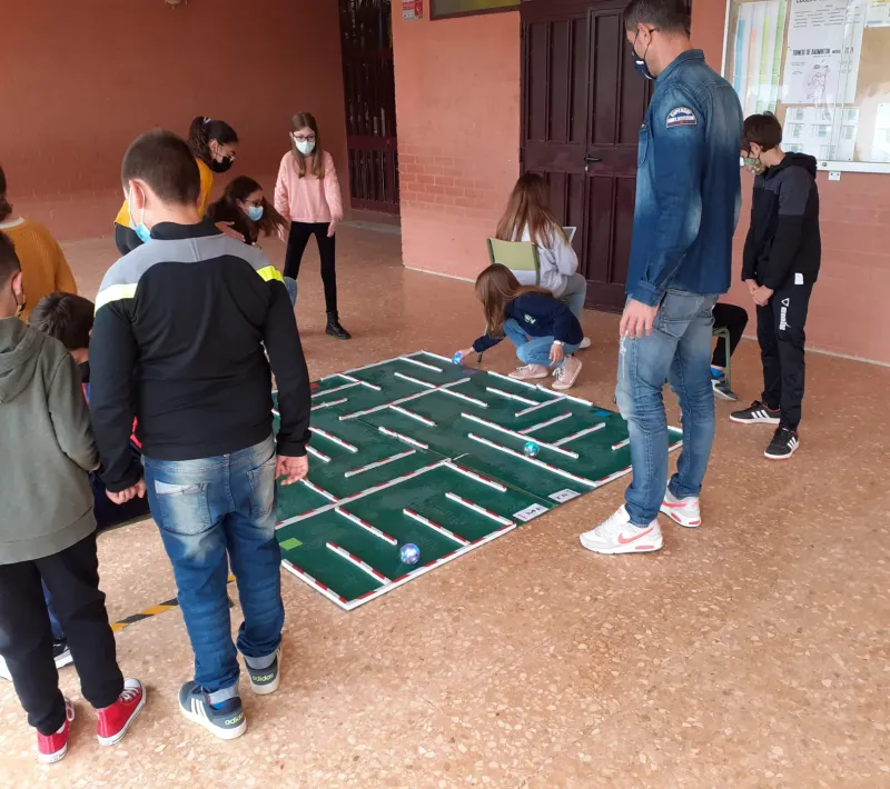 Los alumnos han mostrado mucho interés por la actividad de robótica promovida por Manos Unidas Valencia con el apoyo de la Generalitat Valenciana.