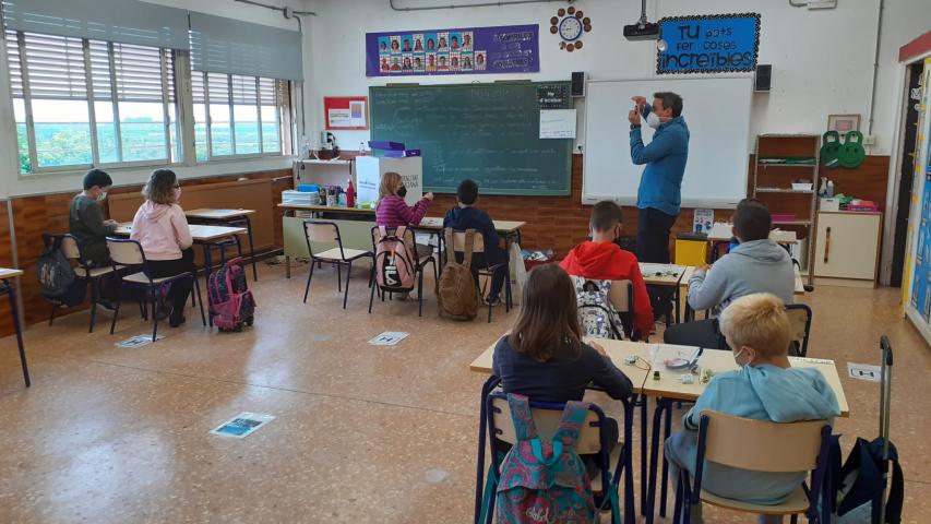 Los alumnos han mostrado mucho interés por la actividad de robótica promovida por Manos Unidas Valencia con el apoyo de la Generalitat Valenciana.