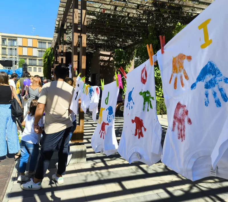 Secado de las camisetas estampadas con las manos de los niños pintadas.