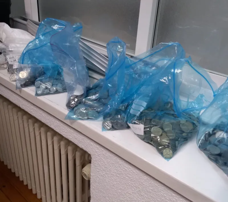 Campaña "Tus pesetas pueden salvar vidas" de Manos Unidas