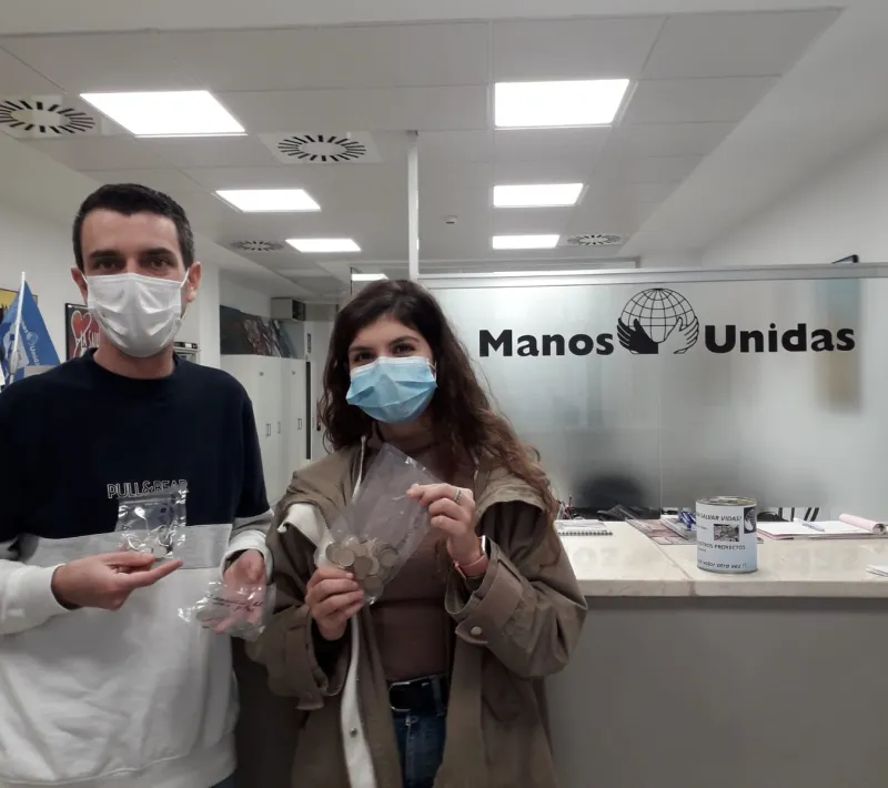 Jóvenes juniors que han recogido monedas y billetes entre sus conocidos para Manos Unidas Valencia.