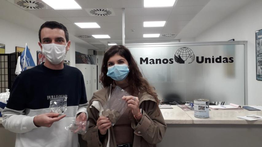 Jóvenes juniors que han recogido monedas y billetes entre sus conocidos para Manos Unidas Valencia.