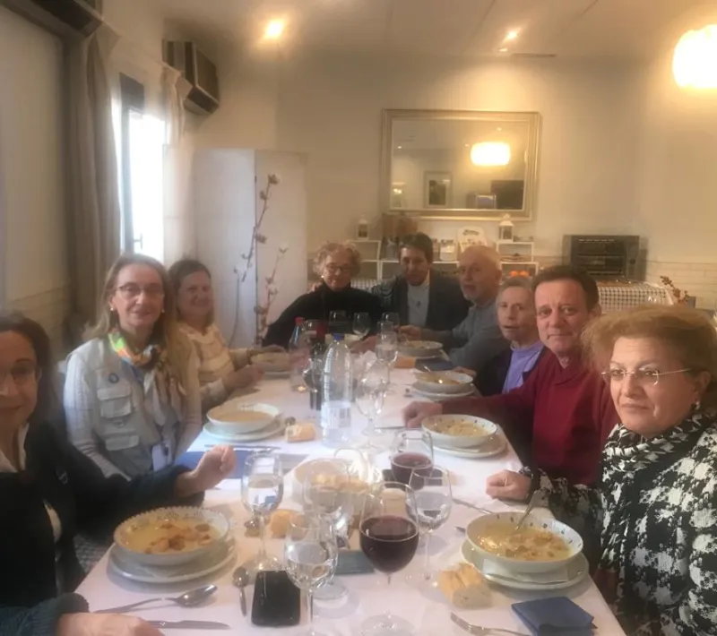 Comida voluntarios Manos Unidas con la hermana Charo.