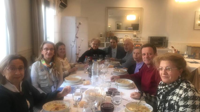 Comida voluntarios Manos Unidas con la hermana Charo.