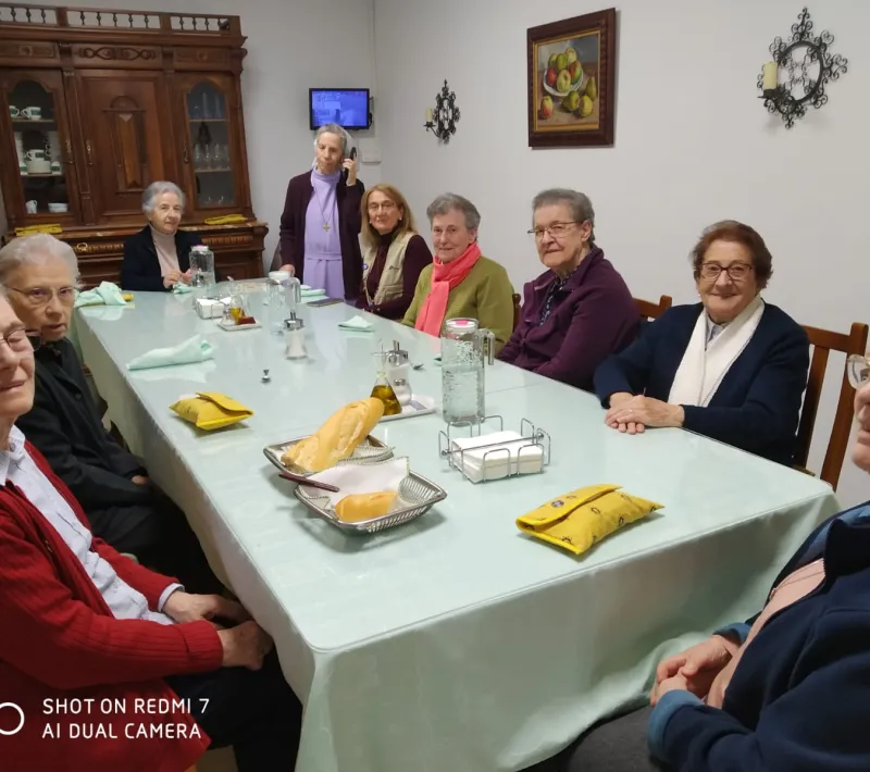 Comida de fraternidad con las hermanas Adoratrices.