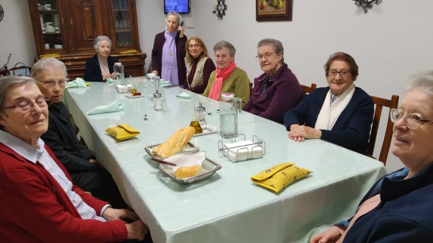 Comida de fraternidad con las hermanas Adoratrices.