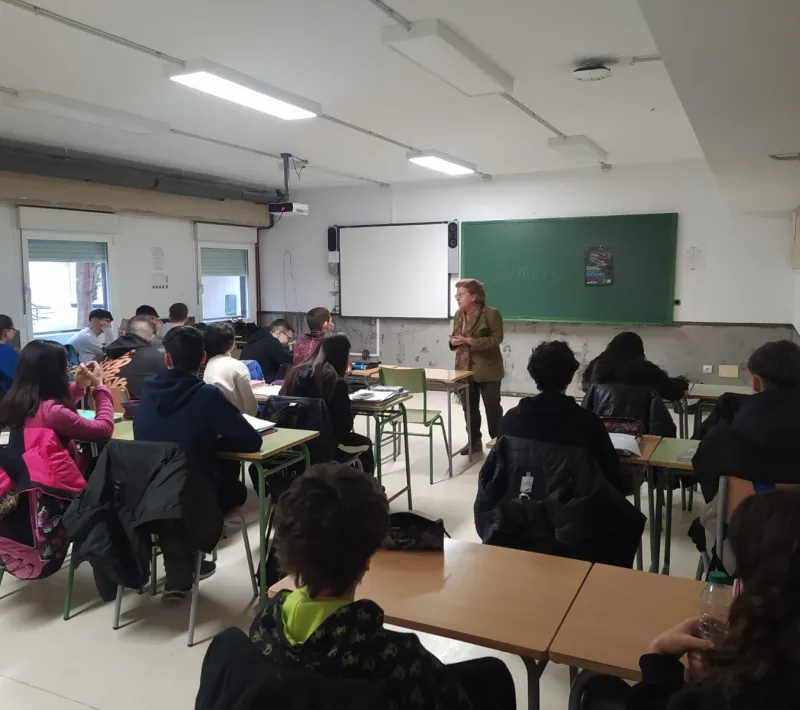Elvira Carretero con alumnos del IES Newton-Salas.
