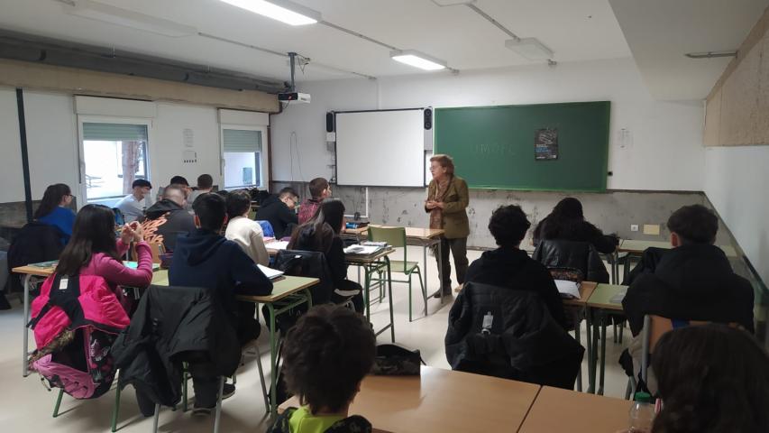 Elvira Carretero con alumnos del IES Newton-Salas.