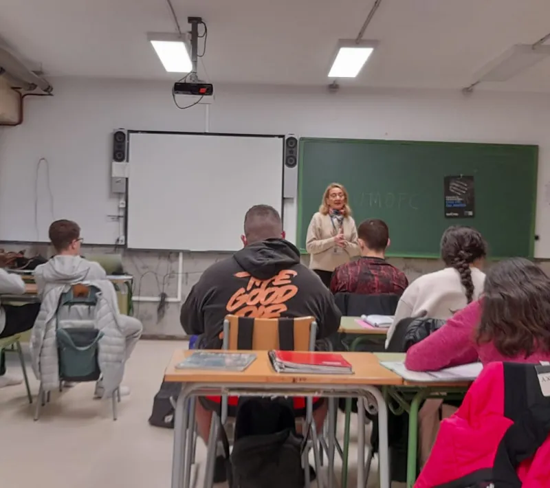 Elena Garvía con alumnos del IES Newton-Salas.