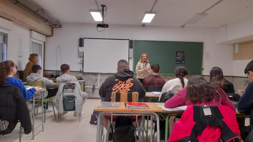 Elena Garvía con alumnos del IES Newton-Salas.