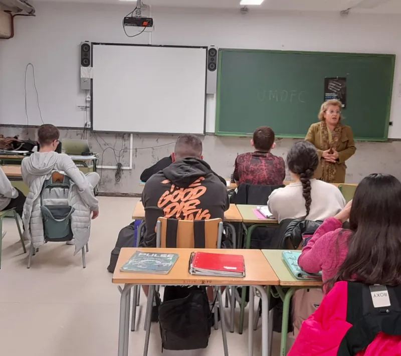 Elvira Carretero con alumnos del IES Newton-Salas.