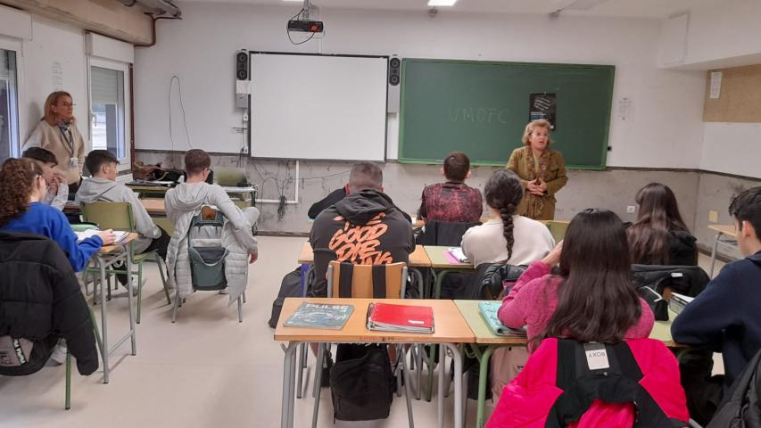 Elvira Carretero con alumnos del IES Newton-Salas.