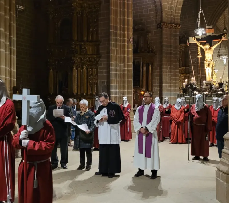 III Viacrucis de Cuaresma de la Hermandad de la Pasión dedicado a Manos Unidas en la Catedral de Pamplona