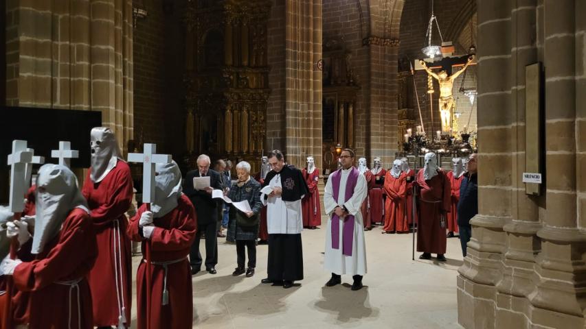 III Viacrucis de Cuaresma de la Hermandad de la Pasión dedicado a Manos Unidas en la Catedral de Pamplona