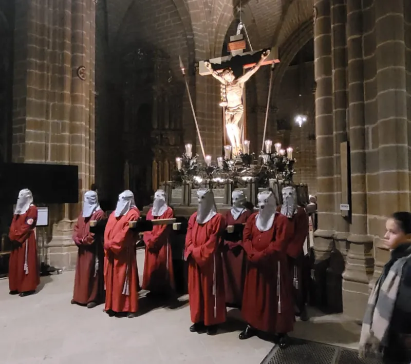 III Viacrucis de Cuaresma de la Hermandad de la Pasión dedicado a Manos Unidas en la Catedral de Pamplona