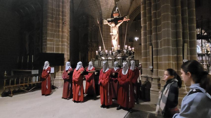 III Viacrucis de Cuaresma de la Hermandad de la Pasión dedicado a Manos Unidas en la Catedral de Pamplona