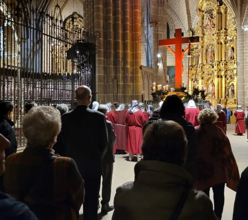 III Viacrucis de Cuaresma de la Hermandad de la Pasión dedicado a Manos Unidas en la Catedral de Pamplona