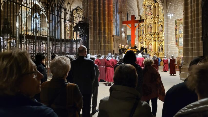 III Viacrucis de Cuaresma de la Hermandad de la Pasión dedicado a Manos Unidas en la Catedral de Pamplona