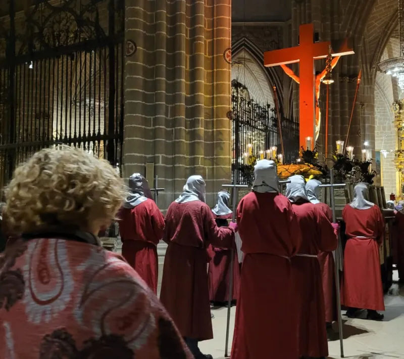 III Viacrucis de Cuaresma de la Hermandad de la Pasión dedicado a Manos Unidas en la Catedral de Pamplona