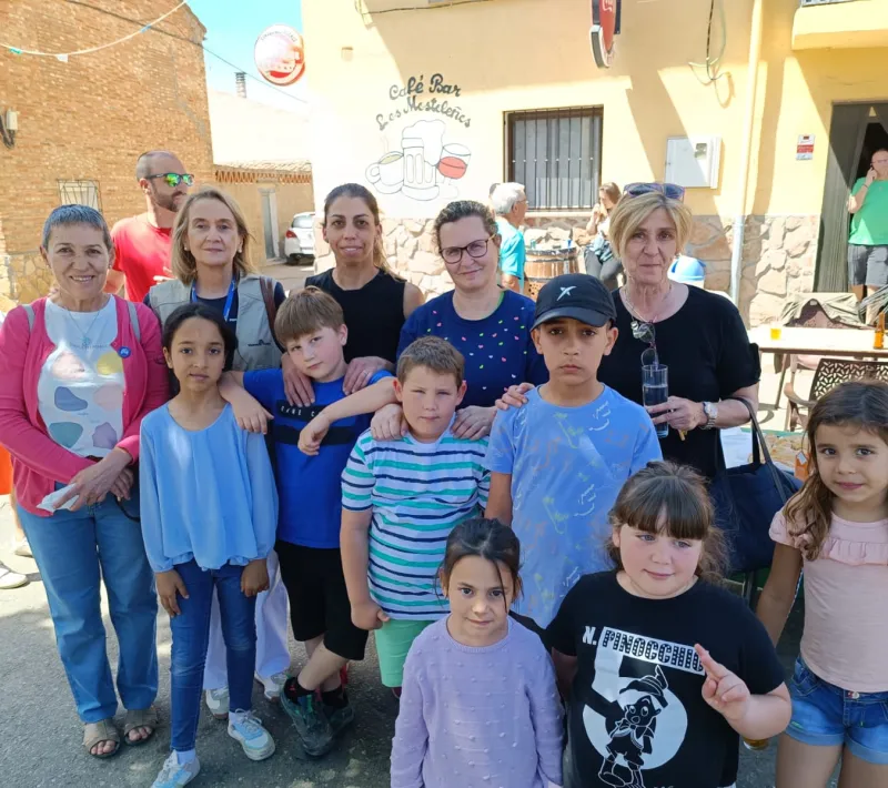 Carrascosa. Alumnos, vecinos, colaboradores, voluntarias de Manos Unidas y Ana MaríaVelasco.