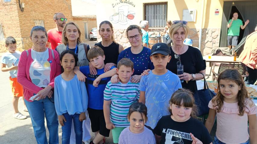 Carrascosa. Alumnos, vecinos, colaboradores, voluntarias de Manos Unidas y Ana MaríaVelasco.