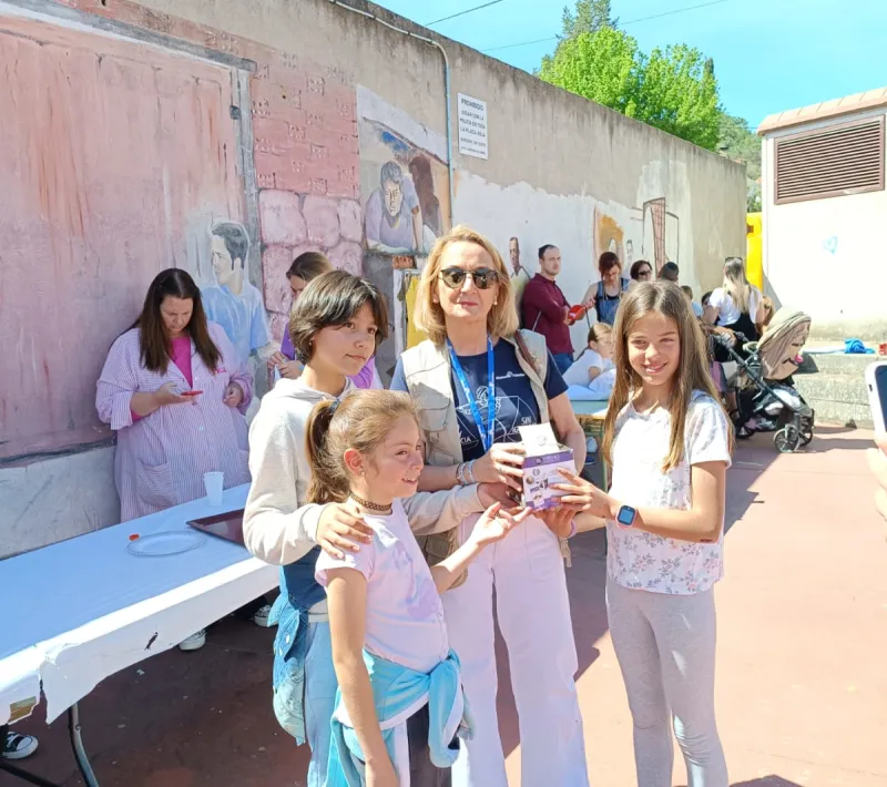 Espinosa de Henares. Alumnos entregando la recaudación a Elena Garvía.