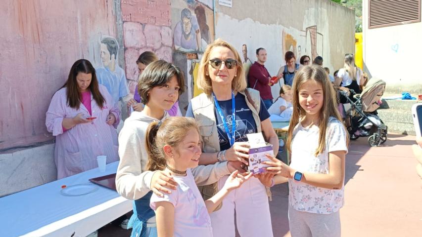 Espinosa de Henares. Alumnos entregando la recaudación a Elena Garvía.