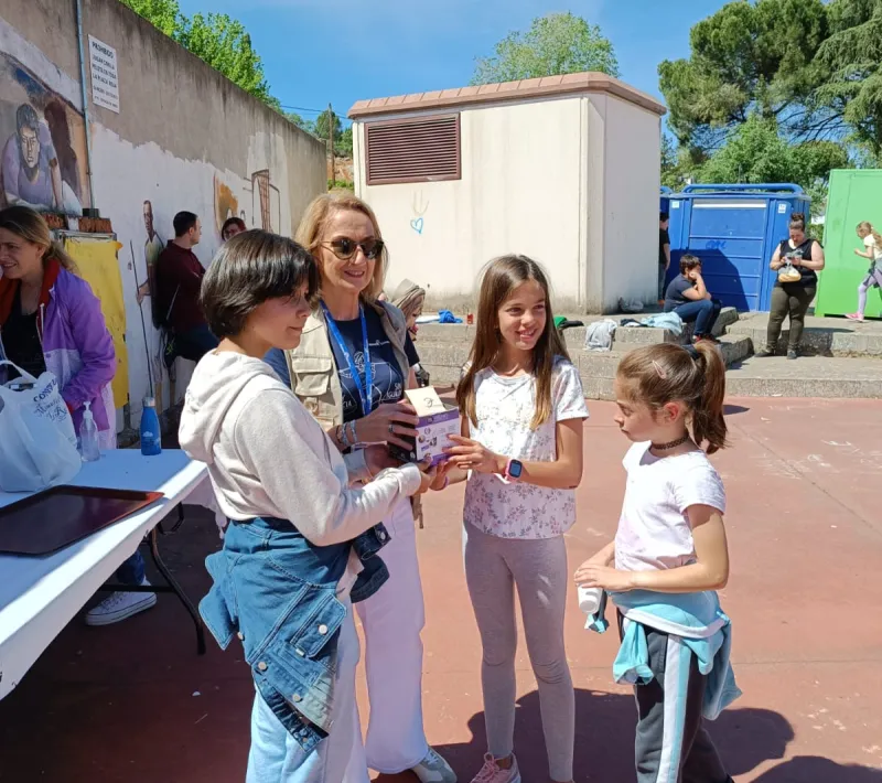 Espinosa de Henares. Alumnos dando la recaudación a Elena Garvía.