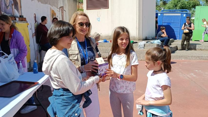 Espinosa de Henares. Alumnos dando la recaudación a Elena Garvía.